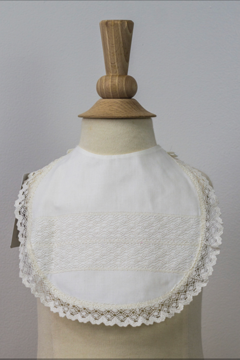 Babero Redondo de Ceremonia en Lino y Encaje