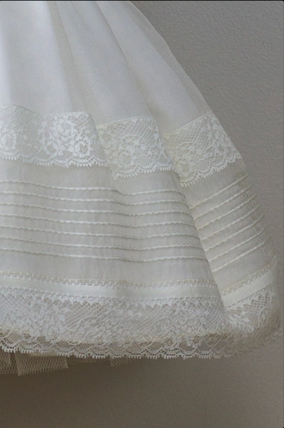 Vestido Crystal Ceremonia con Fajin de Organza Rosa Empolvado