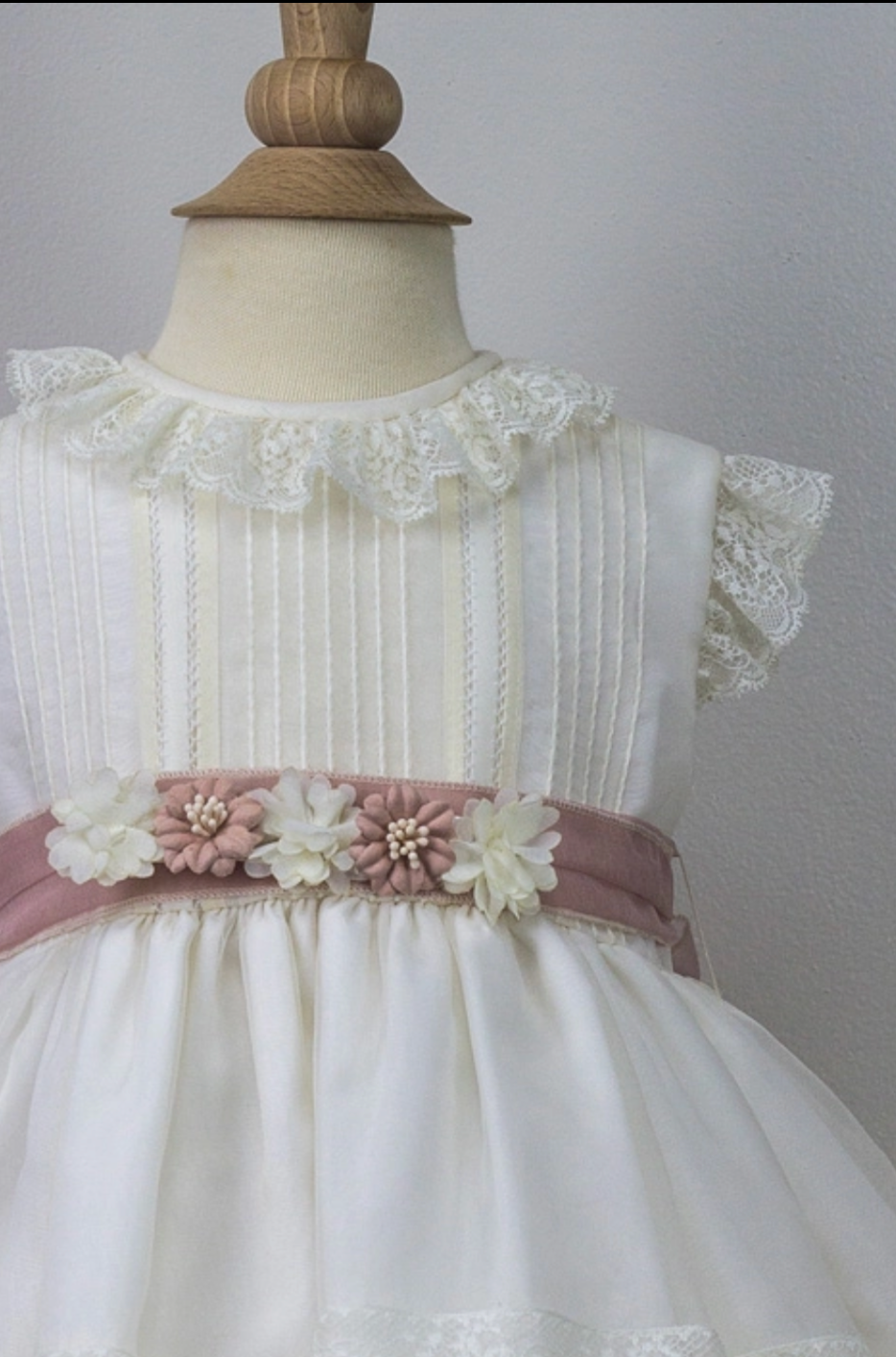 Vestido Crystal Ceremonia con Fajin de Organza Rosa Empolvado