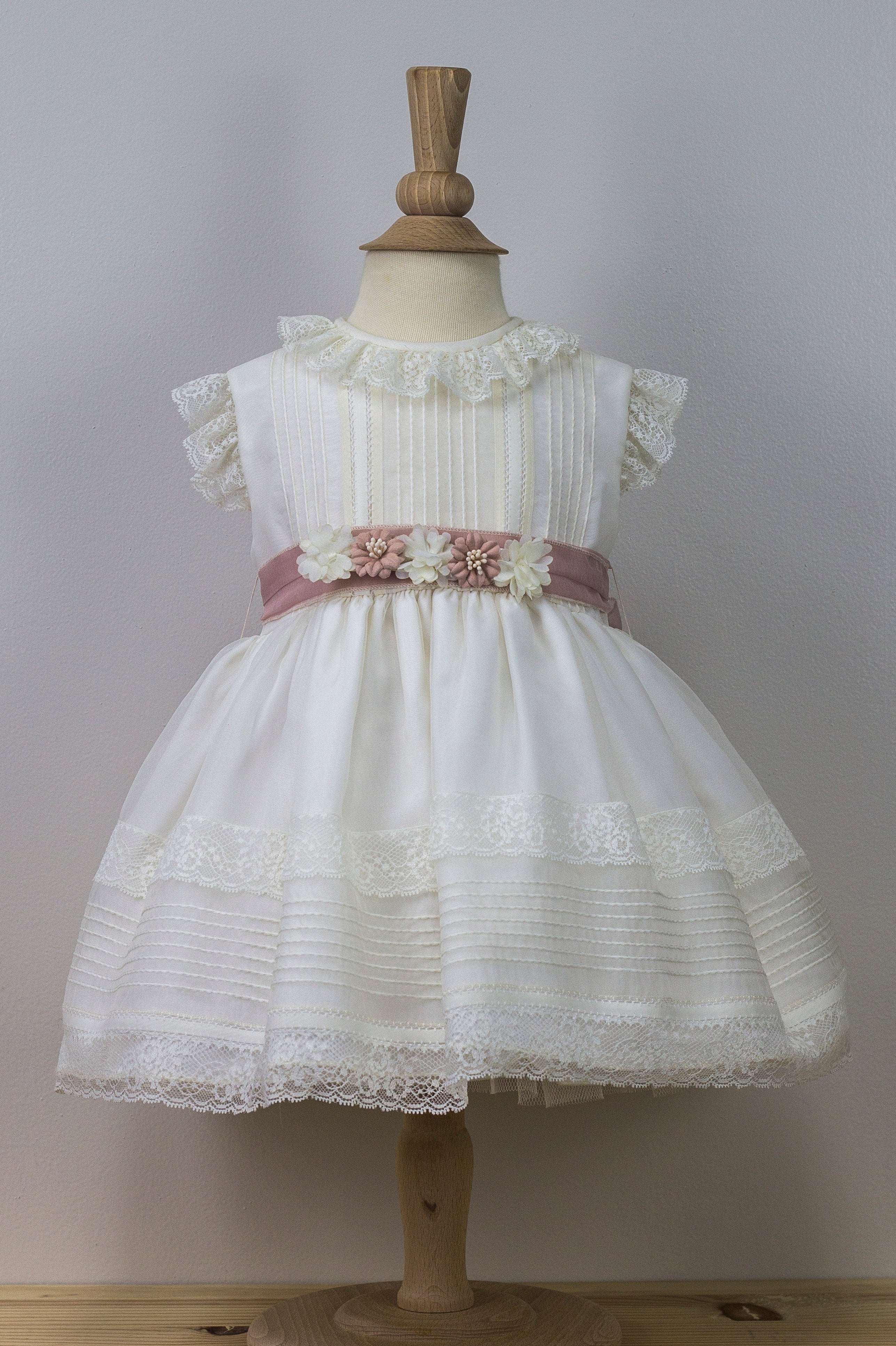 Vestido Crystal Ceremonia con Fajin de Organza Rosa Empolvado