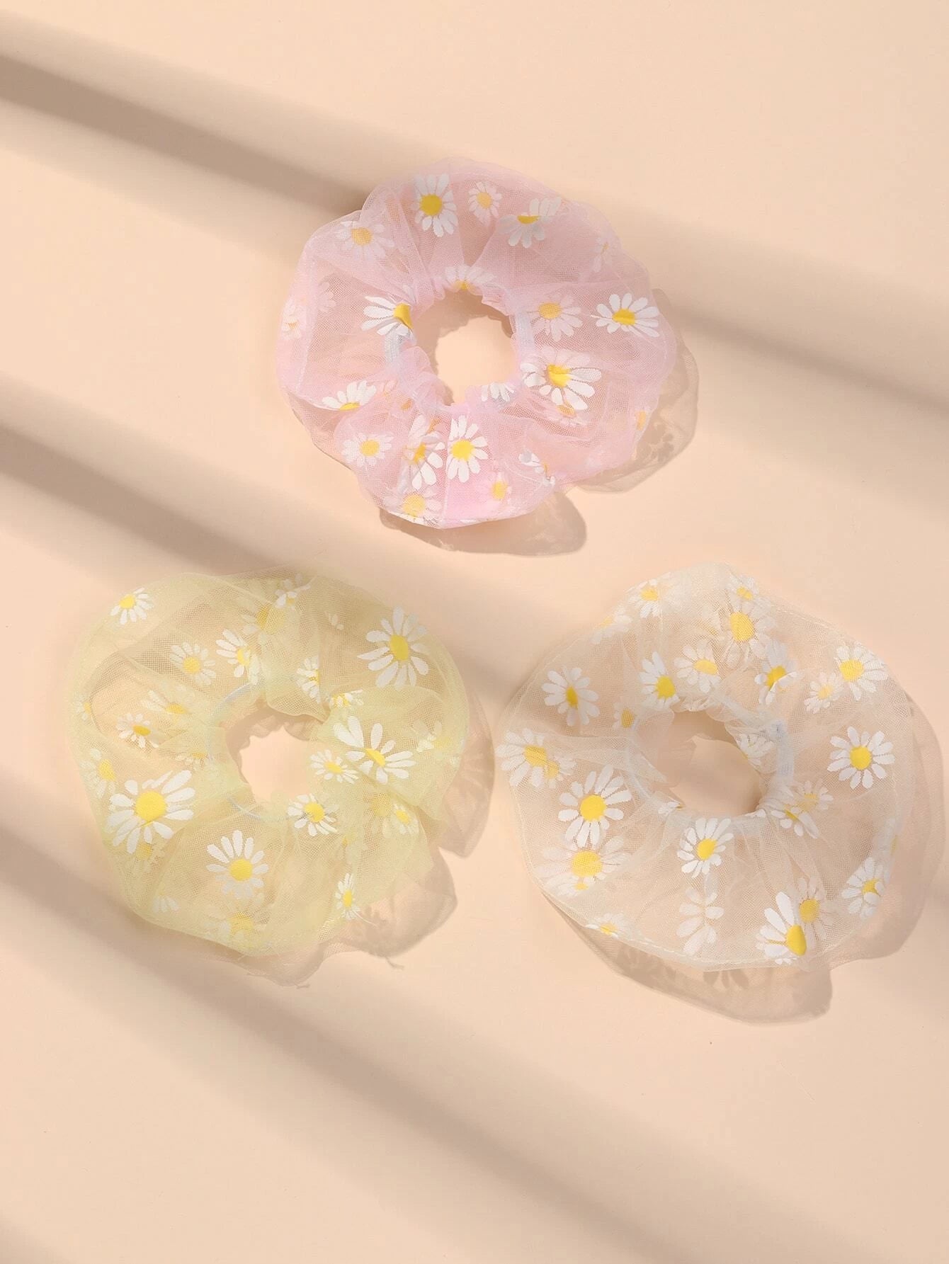 Scrunchie Organza Blanca con Margaritas Bordadas Lila