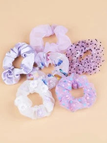 Scrunchie Organza Blanca con Margaritas Bordadas Lila