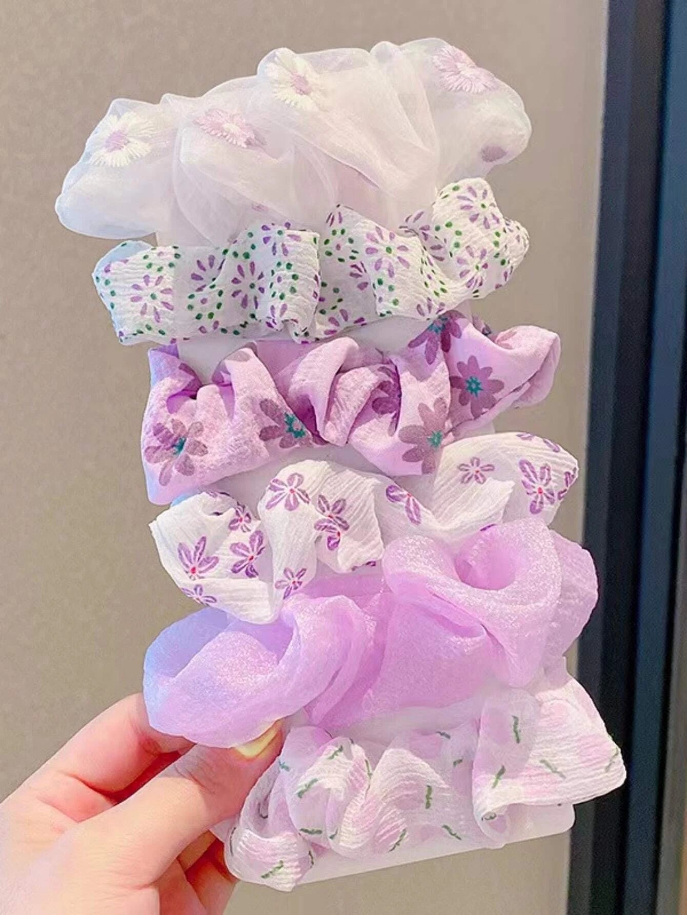 Scrunchie Organza Blanca con Margaritas Bordadas Lila